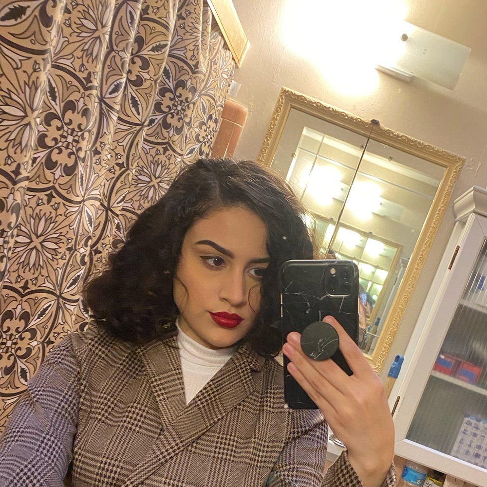 Meet your Posher, Esmeralda